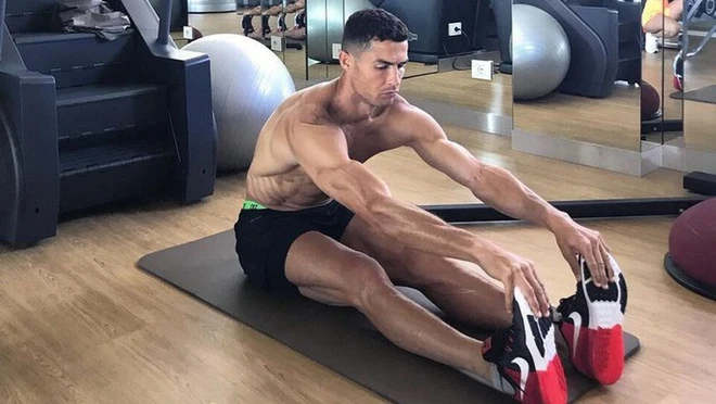 Ronaldo 40 tuổi vẫn cường tráng nhờ tập luyện đúng cách