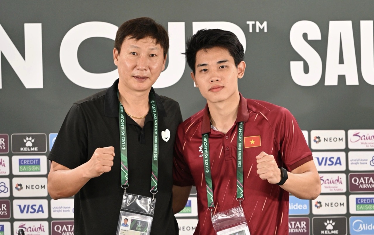 HLV Kim Sang-sik (trái) và Nguyễn Đình Bắc tham dự họp báo sau trận Việt Nam thắng Arab Saudi 1-0 ở lượt cuối bảng A VCK U23 châu Á 2026, trên sân Prince Abdullah Al Faisal ở Jeddah, Arab Saudi ngày 12/1/2026. Ảnh: AFC