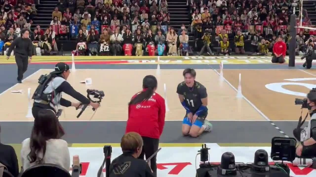 Màn xin lỗi ‘chưa từng thấy’ của ngôi sao bóng chuyền Nhật Bản